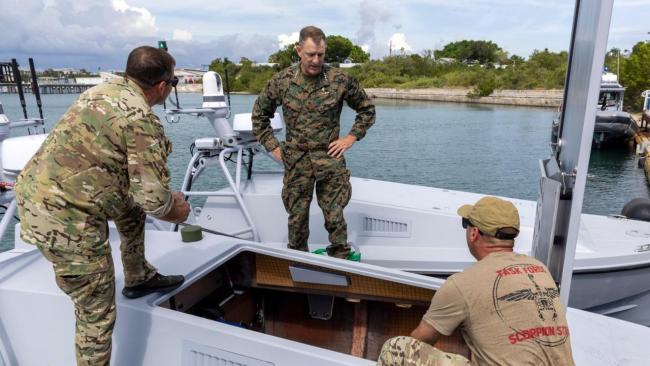 El general Francis L. Donovan (centro) en la Base Naval de Guantánamo.