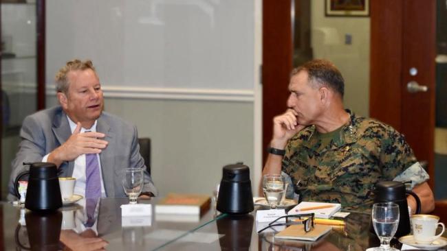 Mike Hammer junto al jefe del Comando Sur.