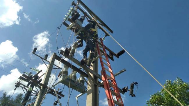 Operarios en labores en torres eléctricas.