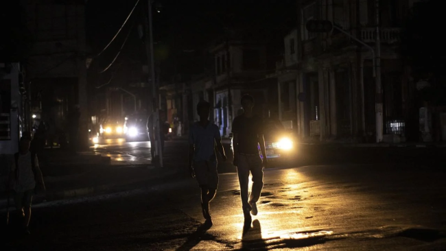 Una calle durante un apagón en Cuba.
