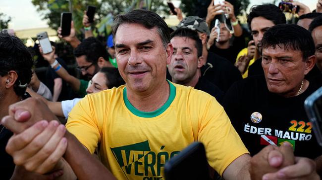 Flávio Bolsonaro en un acto de campaña.