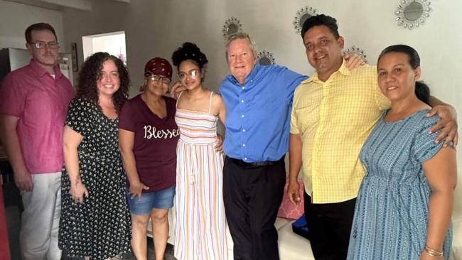 Hammer y Anna Bensi, al centro, junto a funcionarios diplomáticos y líderes religiosos.