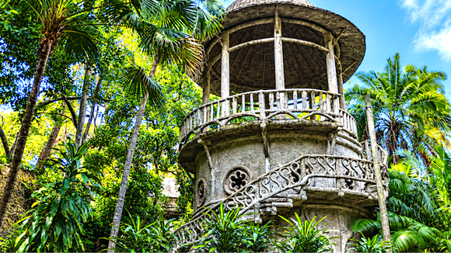 Torre en los Jardines de La Tropical, La Habana.