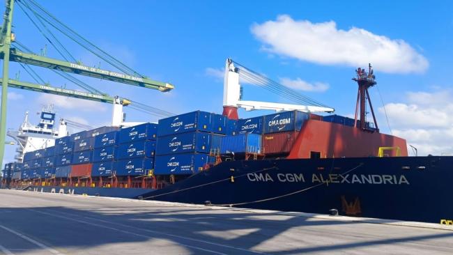 Operaciones de comercio exterior en un puerto cubano.