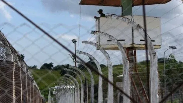 Exterior de una prisión cubana. 