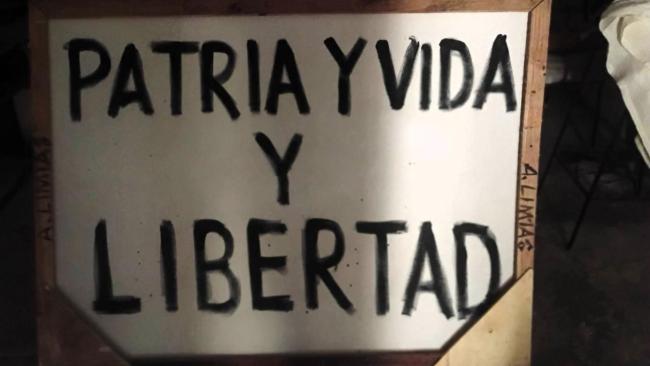 Cartel del pastor Ariel Limias, detenido en el Capitolio cubano.
