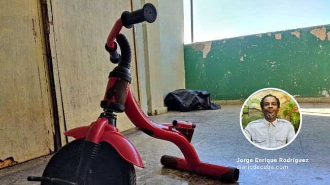 Restos de un triciclo infantil.