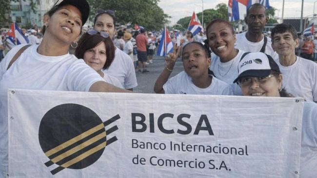 Trabajadores del Banco Internacional de Comercio S.A. en el desfile del 1 de mayo.