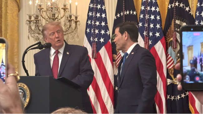 El presidente de EEUU, Donald Trump, y su secretario de Estado, Marco Rubio, en el acto en la Casa Blanca por el Mes de la Herencia Hispana.