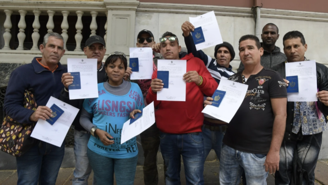 Migrantes cubanos luego de tramitar la documentación uruguaya.