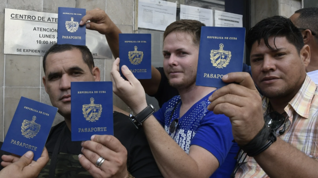 Inmigrantes cubanos piden documentación que les permita sacar el carné uruguaya.
