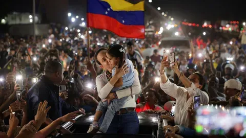 María Corina Machado es recibida por el pueblo al regresar a Venezuela.