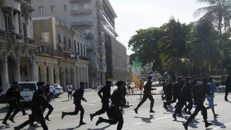 Tropas especiales reprimiendo en La Habana el 11J.