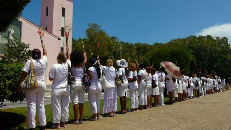 Integrantes de las Damas de Blanco en una manifestación pública en La Habana.