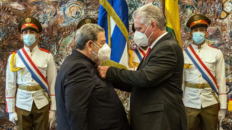 Miguel Díaz Canel otorga la Orden José Martí a Ralph Everard Gonsalves, primer ministro de San Vicente y las Granadinas. 