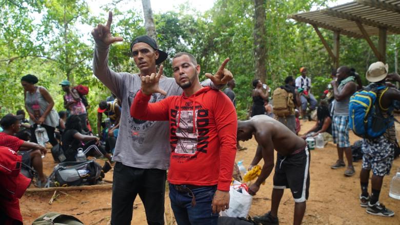 Dos emigrantes cubanos cruzando la selva del Darién en 2021.