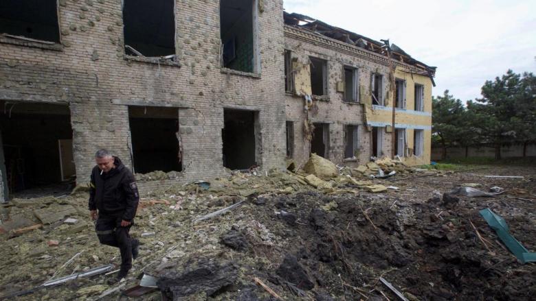 Un policía camina junto a un edificio escolar dañado por un ataque militar ruso en Kostiantynivka, en la región de Donetsk, Ucrania, el 22 de mayo.