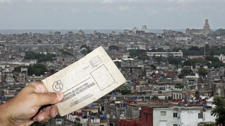 La eterna 'libreta de abastecimiento' y, al fondo, La Habana.