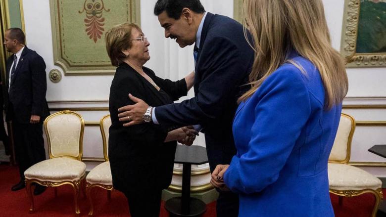 Michelle Bachelet saluda a Nicolás Maduro en una de sus visitas a Venezuela.