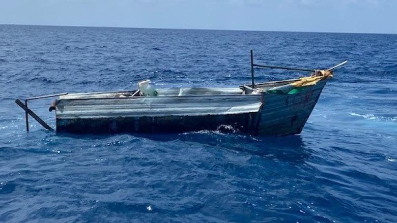 Embarcación rústica utilizada por migrantes cubanos.