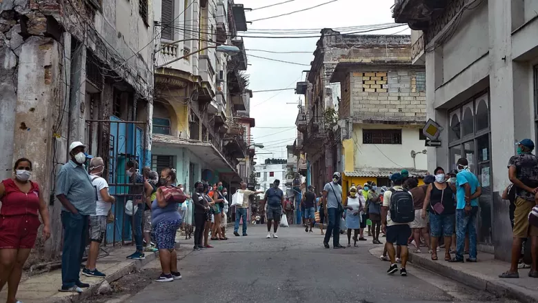 Cola para comprar comida en La Habana.