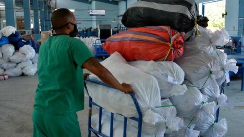 Un trabajador cubano mueve paquetes enviados a la Isla desde el exterior.