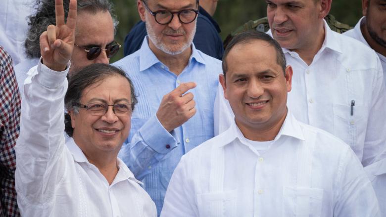Gustavo Petro (izq.) y el ministro de Transporte de Venezuela en la apertura de la frontera entre ambos países..