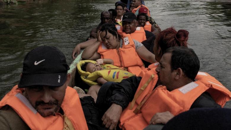 Migrantes de Cuba, Haití y Venezuela toman una canoa después de cruzar la selva del Darién para llegar a Panamá.