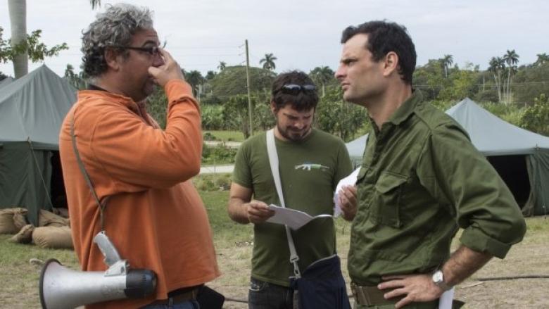 Javier Gómez Sánchez, a la derecha, como actor de la serie cubana 'LCB, la otra guerra'.