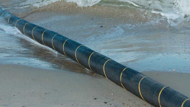 Un cable submarino de fibra óptica.