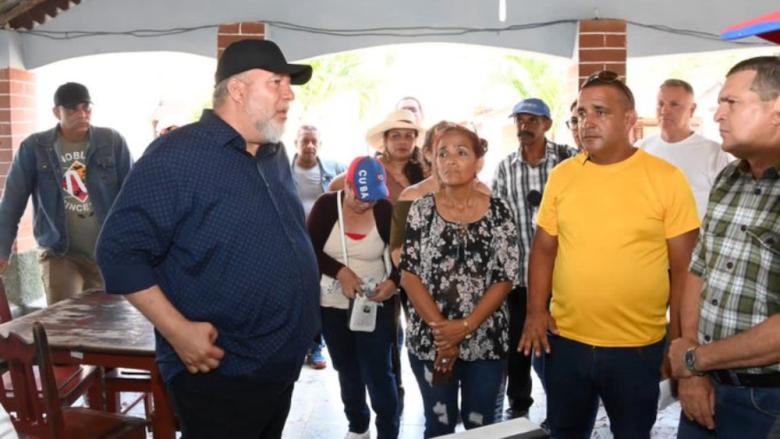 El primer ministro cubano, Manuel Marrero, habla con trabajadores en Gibara, Holguín.