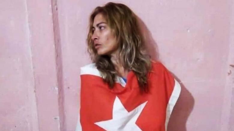 La activista Aniette González envuelta en la bandera cubana. 
