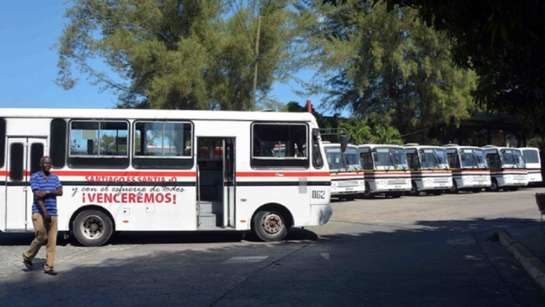 Ómnibus de transporte de pasajeros en Santiago de Cuba.