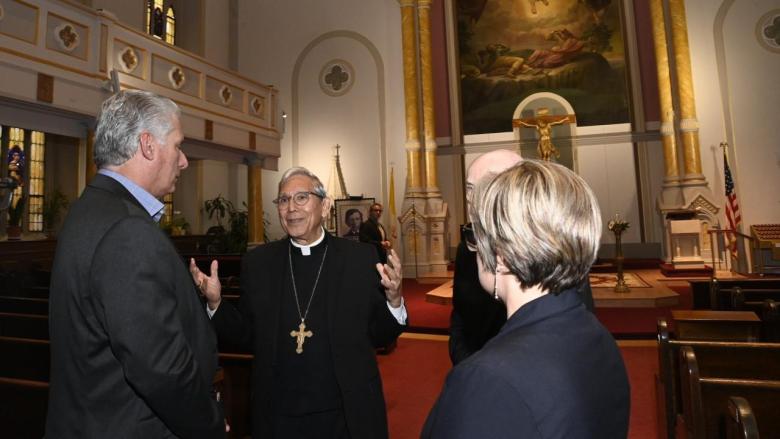 Díaz-Canel y Lis Cuesta durante su visita a la Iglesia de la Transfiguración en Nueva York.