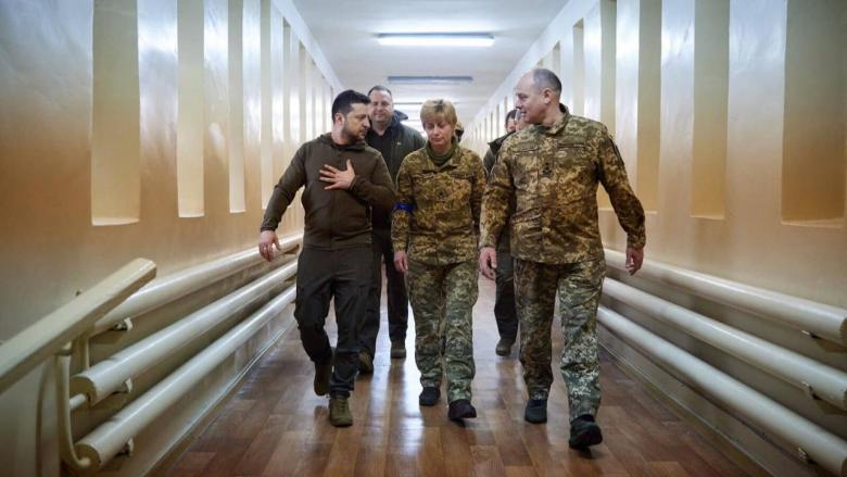 Volodímir Zelenski visita un hospital militar, marzo de 2022.