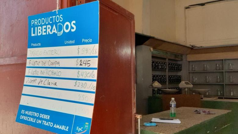 Tablilla de precios en un mercado estatal en La Habana.