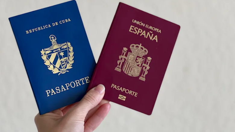 Pasaportes de Cuba y España.