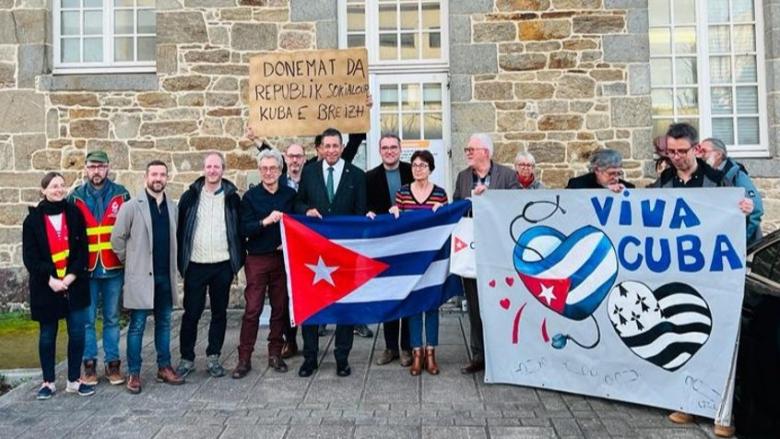 El embajador cubano en Francia junto a autoridades y residentes de Guingamp. 