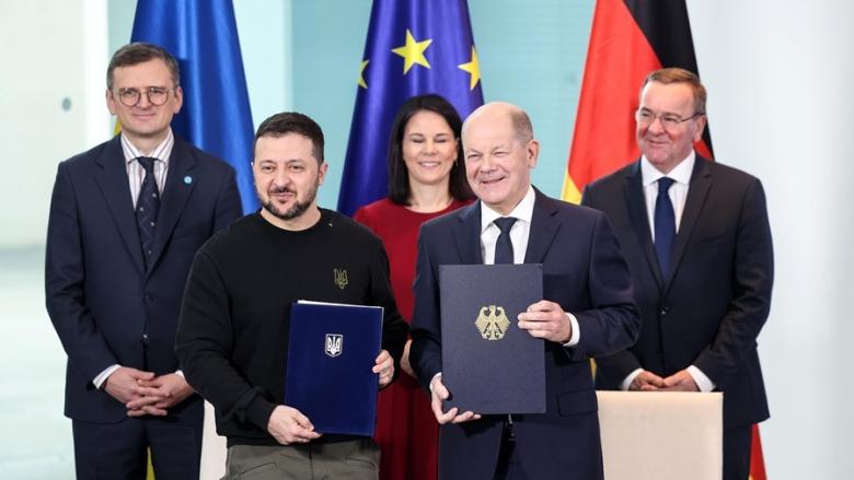 El canciller alemán, Olaf Scholz (d), y el presidente de Ucrania, Volodymir Zelenski (i), tras firmar un acuerdo en febrero. 