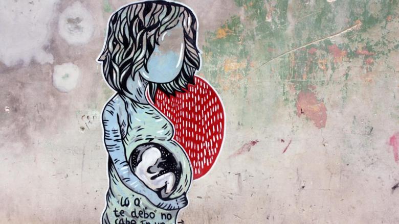 Grafiti de una mujer embarazada en La Habana.