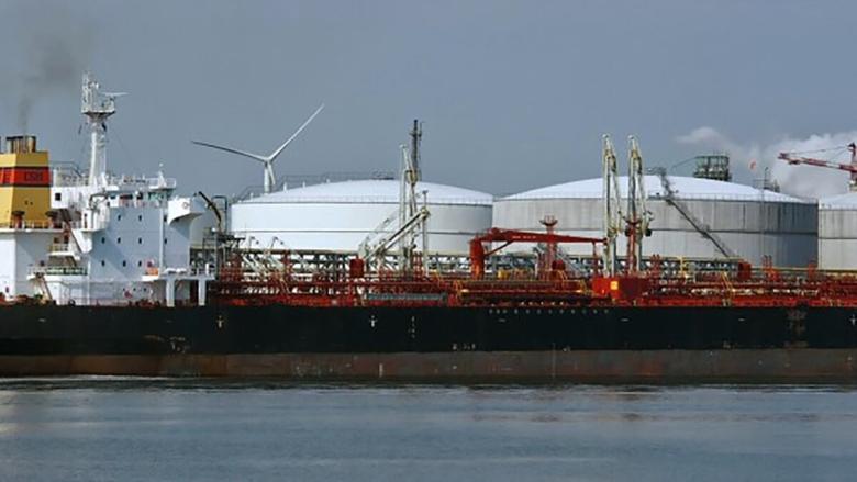 Un buque tanquero cargando petróleo en una terminal de PDVSA.