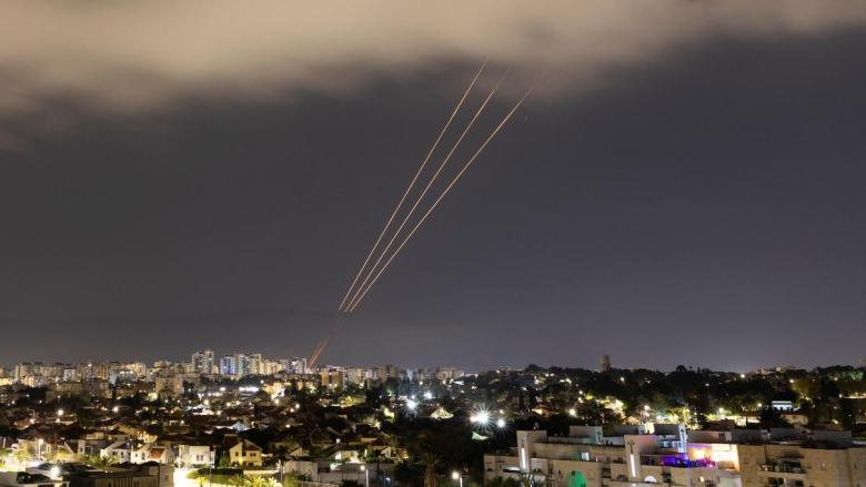 Un sistema antimisiles opera contra drones y misiles lanzados por Irán contra Israel, el sábado.