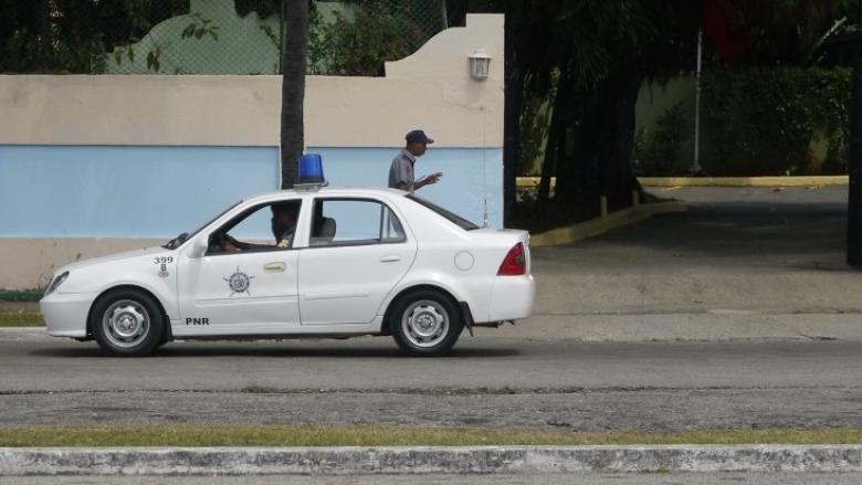 Patrulla de policía en Cuba.