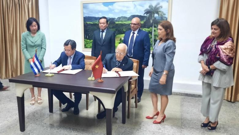 Firma de acuerdos entre autoridades de Vietnam y Cuba.