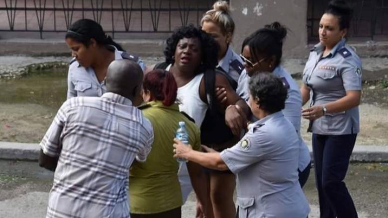 Berta Soler, durante un arresto frente a la sede de las Damas de Blanco, en La Habana.