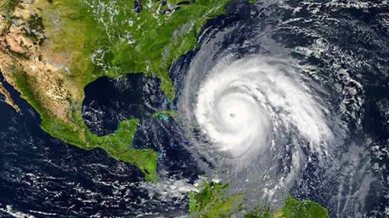 Imagen satelital de un huracán en el Atlántico Norte.