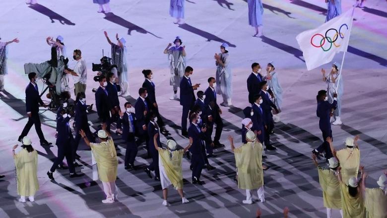 Desfile del Equipo Olímpico de Refugiados en la inauguración de los Juegos de Tokio 2020.