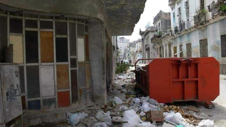 Basurero en la calle y el antiguo Teatro Musical en ruinas, La Habana, 2021.