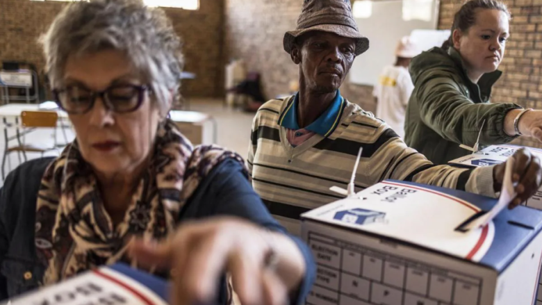 Votantes sudafricanos asisten a las urnas.