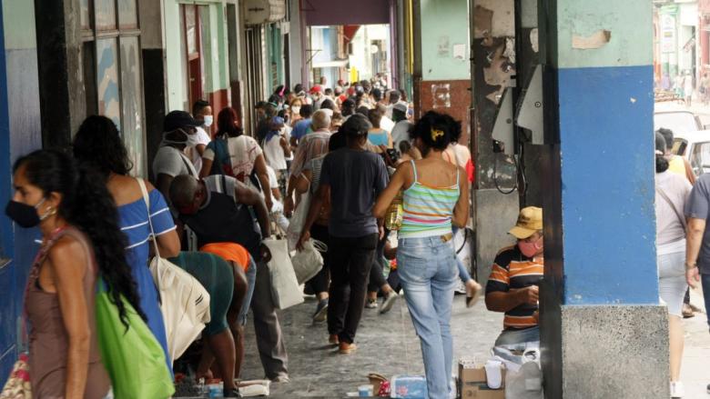 Merolicos en los portales de la Calzada de Diez de Octubre en La Habana.